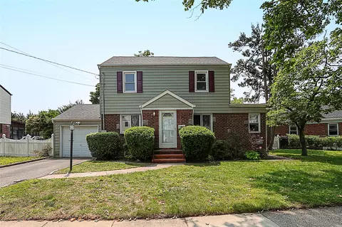 99 Roosevelt Ct, North Hempstead, NY 11514