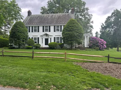 36 South Dr, North Hempstead, NY 11030