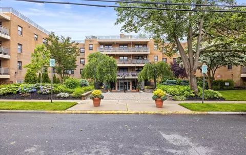 25 Park Pl #3K, North Hempstead, NY 11021