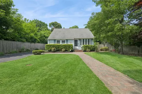 15 W Hemlock St, Islip, NY 11751