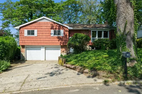 14 Sage Ct, Huntington Station, NY 11746