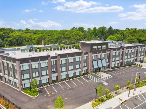 218 Middle Neck Rd #209, North Hempstead, NY 11021