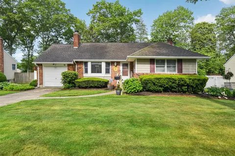 73 8th Ave, Kings Park, NY 11754