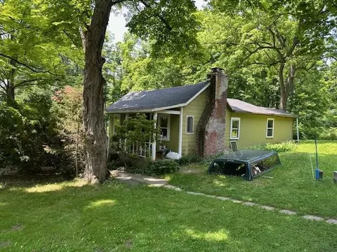 25 Pine Hill Rd, Pleasant Valley, NY 12569