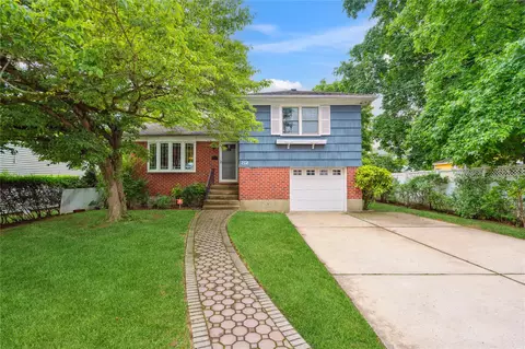 82 Cherry Ln, Lynbrook, NY 11563