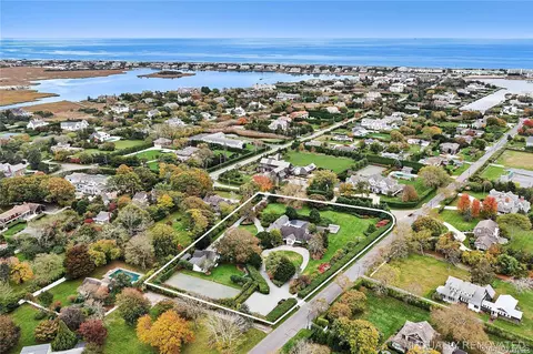 22 Bayfield Ln, Westhampton Beach, NY 11978