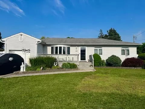 105 Mohawk Ave, Deer Park, NY 11729