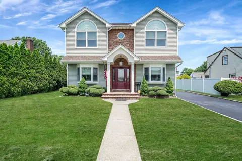 8 Bryant St, Bethpage, NY 11714
