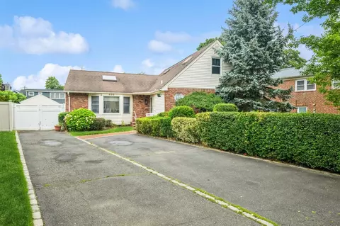 405 Waukena Ave, Oceanside, NY 11572