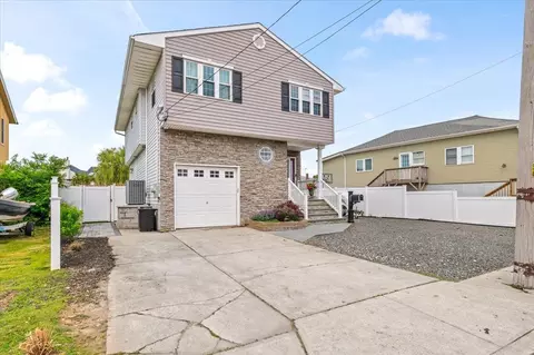 845 Atlantic St, Lindenhurst, NY 11757