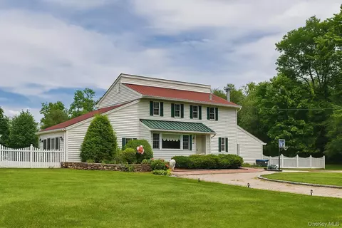 2 Sheafe Cir, Rock Tavern, NY 12575