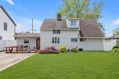 8 Trumpet Ln, Levittown, NY 11756