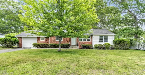 4 Holiday Ct, Hampton Bays, NY 11946