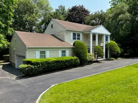 27 Lisa Dr, Dix Hills, NY 11746