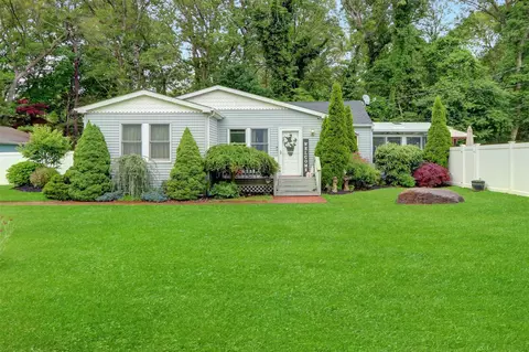 19 Deer Ave, Middle Island, NY 11953