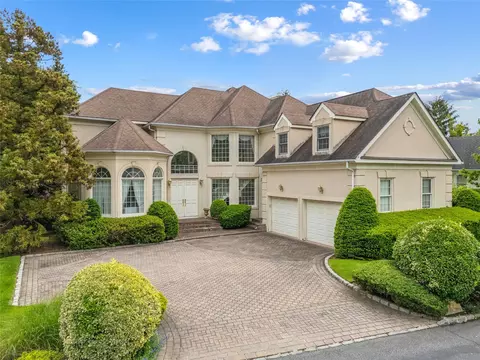 45 Stone Hill Dr S, North Hempstead, NY 11030