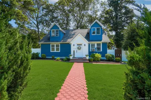 7 Hazel St, Rocky Point, NY 11778