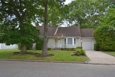 78 Avenue E, Holbrook, NY 11741