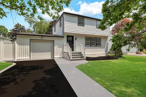 11 Hastings Dr, Merrick, NY 11566
