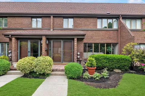21 Fox Rdg, North Hempstead, NY 11576