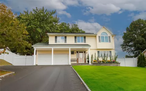 25 Glacier Dr, Smithtown, NY 11787