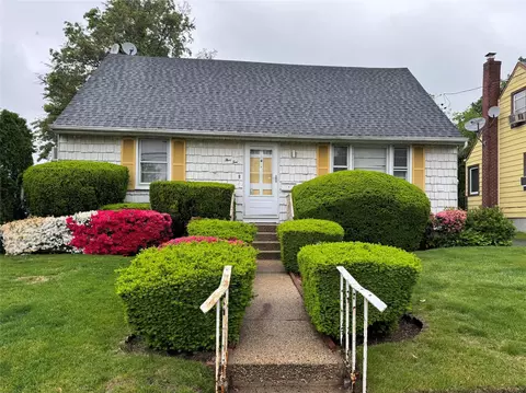 510 7th St, Garden City South, NY 11530