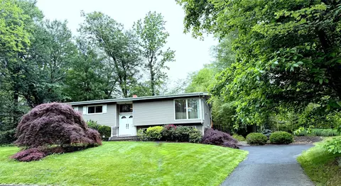 10 Carriage Ln, Clarkstown, NY 10956