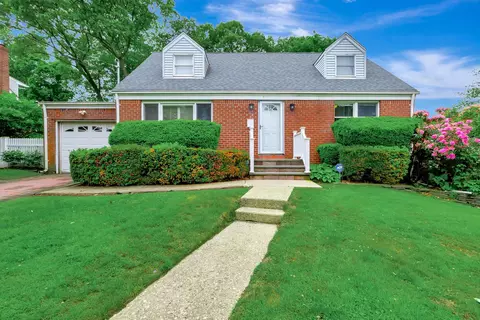7 Dawn Dr, East Northport, NY 11731