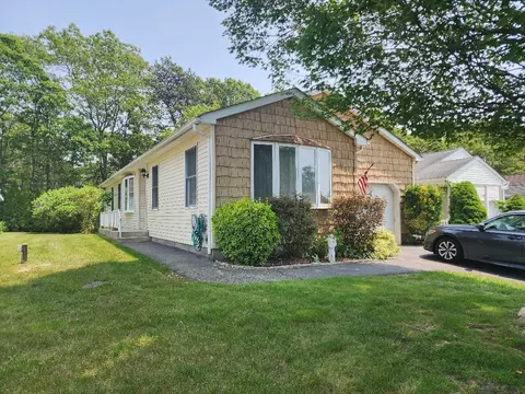 5148 Village Cir E, Manorville, NY 11949