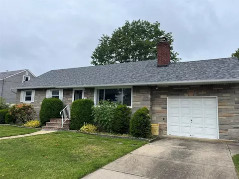 235 10th St, Bethpage, NY 11714