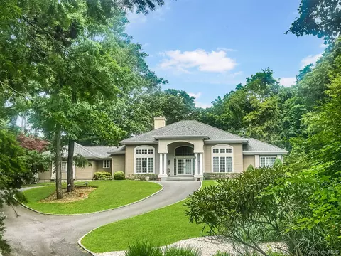 91 Harbor Rd, Saint James, NY 11780