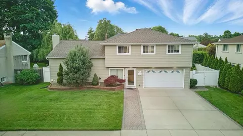 73 Fox Pl, Hicksville, NY 11801