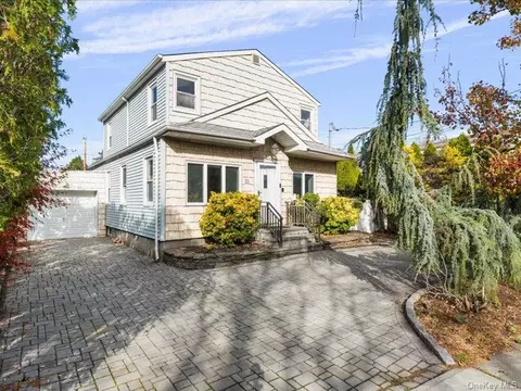 31 Broadmoor Ln, North Hempstead, NY 11590