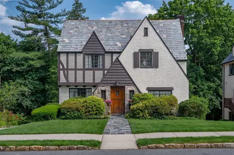44 Parkview Dr, Bronxville, NY 10708