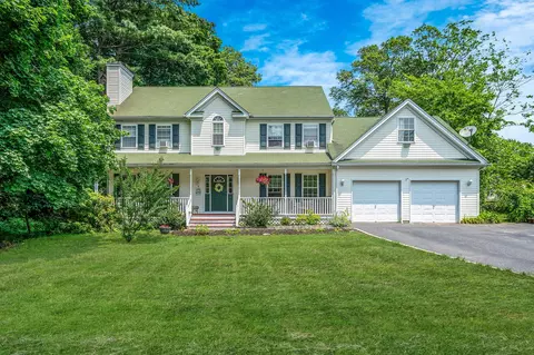 4 Ariel Ct, Rocky Point, NY 11778
