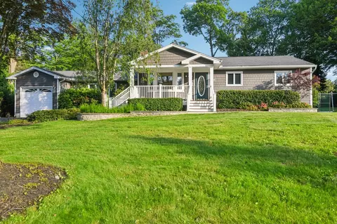 109 Dogwood Ln, Port Jefferson, NY 11777