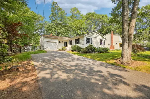52 Iroquois Trl, Ridge, NY 11961