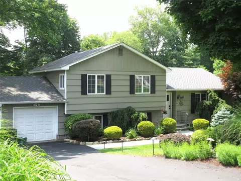 2485 Pine Grove Ct, Yorktown, NY 10598
