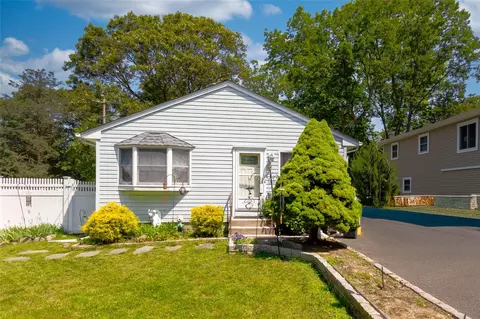 85 Ferndale Ave, Selden, NY 11784