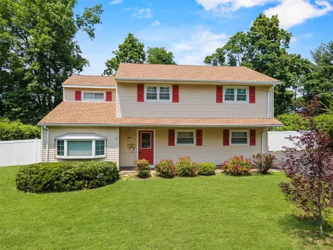 15 Tennyson Dr, Clarkstown, NY 10954