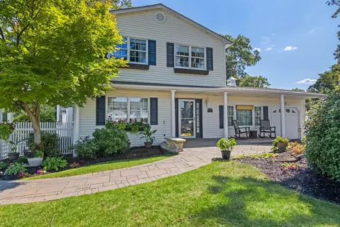 81 Brunswick Rd, Lake Ronkonkoma, NY 11779