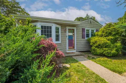 72 Parkway Blvd, Ronkonkoma, NY 11779