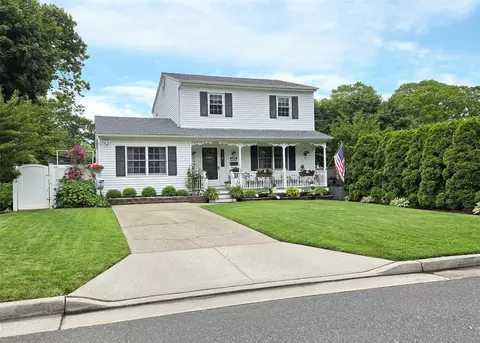 53 Admiral St, Port Jefferson Station, NY 11776