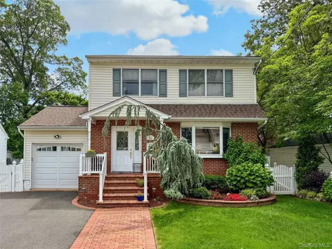 156 E Maujer St, Valley Stream, NY 11580