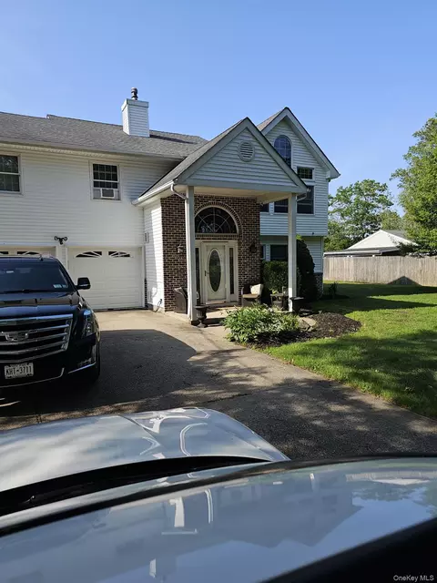 943 Macarthur St, Bohemia, NY 11716