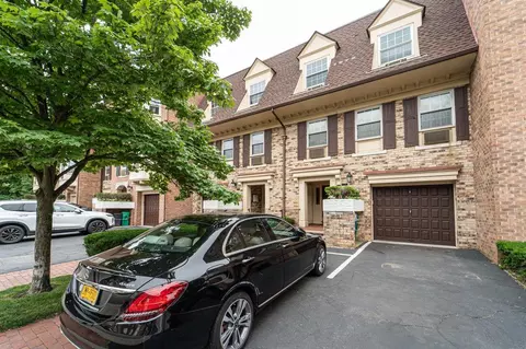 1404 Bonnie Ln #15803, Bayside, NY 11360