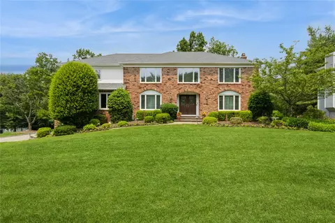 44 Snowdrop Dr, Clarkstown, NY 10956