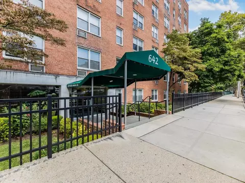 642 Locust St #2D, Mount Vernon, NY 10552