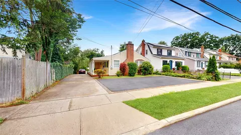 2150 Grove St, Baldwin, NY 11510