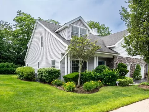158 Pond View Dr, North Hempstead, NY 11050